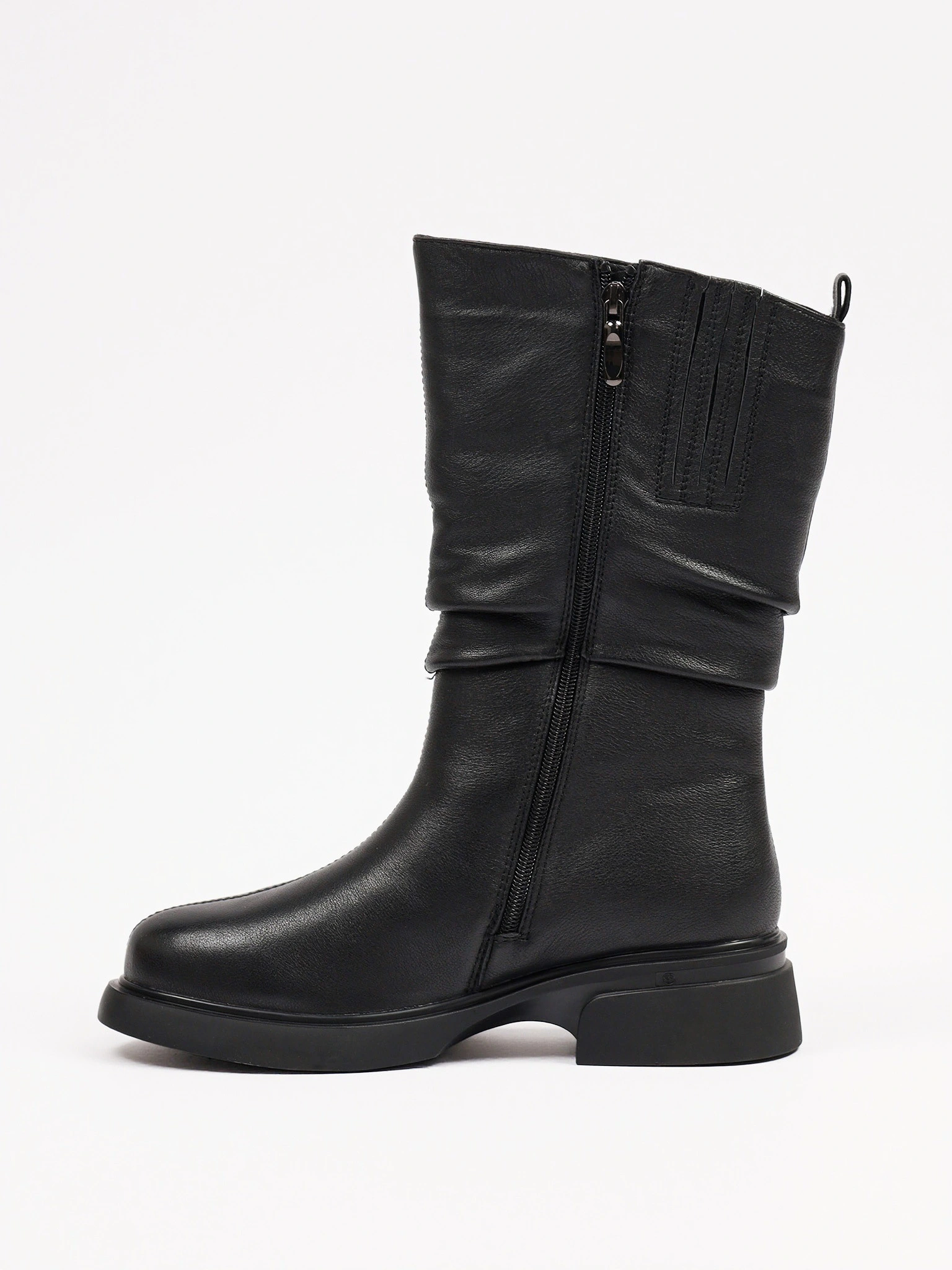 Сапоги черного цвета на среднем широком каблуке с мягкими складками